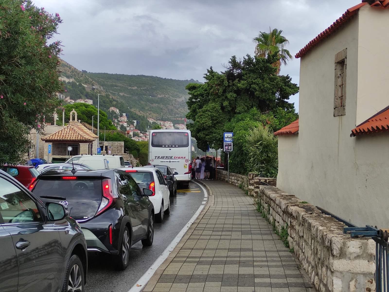 Kolona iza njega? Nema problema, važno je da autobus ovdje ostavi putnike